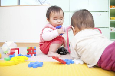 Anaokulunda oynayan şirin Asyalı çocuklar.