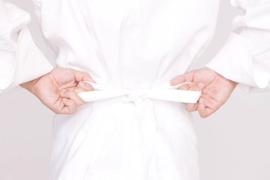 Üniforma giyen Asyalı aşçı adama yaklaş.