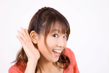 Beyaz arka planda, eli kulağına yakın poz veren güzel bir genç kadının portresi.