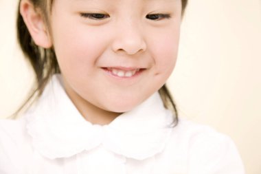 Küçük sevimli Asyalı kızın portresini yakından çek.