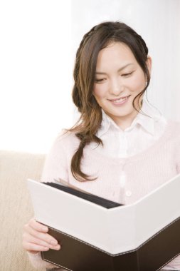 Genç Asyalı kadın kitap okuma