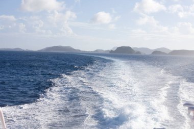 Tekneden deniz kıyısına manzara
