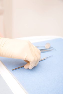 Eldivende ve diş aletlerinde elinizi kapatın