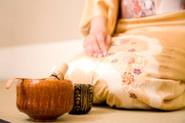 Japon çay seremonisi. Seni hazırlayan kadın..