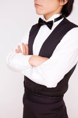 Papyonlu ve kolları çaprazlanmış bir adamın kesilmiş fotoğrafı.