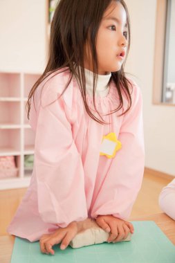 Anaokulunda oynayan küçük tatlı Asyalı kız.