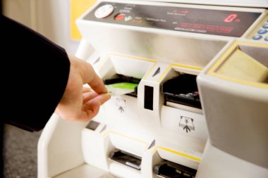 Kapat - ATM makinesini kullanarak insan elinin görüntüsü