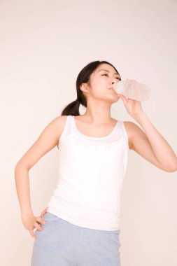 Genç Asyalı kadın içme suyu
