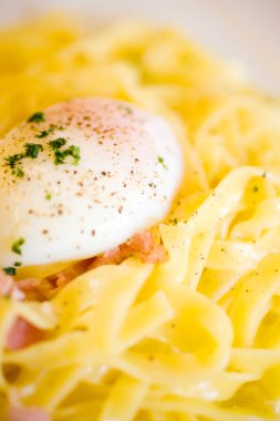 Yumurtalı, yemek arkaplanlı lezzetli makarna manzarası