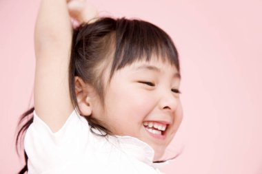 Küçük mutlu Asyalı kızın portresini kapat.