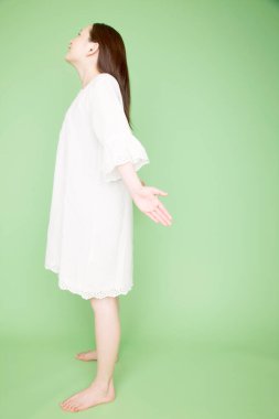 Tecrit edilmiş güzel Asyalı bir kadın.