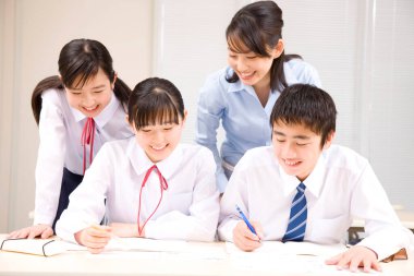 Modern sınıfta okuyan genç Japon öğrencilerin portresi.