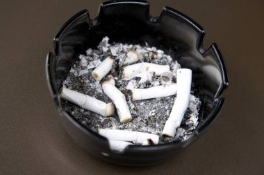 Kül tablasında tütsülenmiş sigara. toksik bağımlılık kavramı