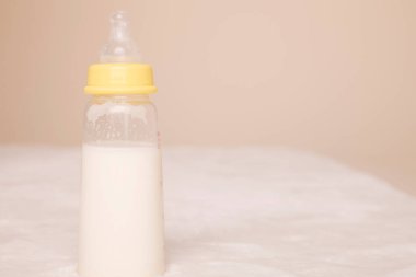 Beyaz arkaplanda süt şişesi ve metin için boşluk