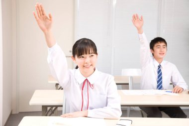 Japon liseli kız, parlak ve modern bir sınıftaki derslerine odaklandı.