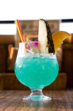 Ahşap masada bir bardak kokteyl..