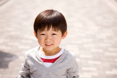 Sokakta oynayan küçük Japon çocuk.