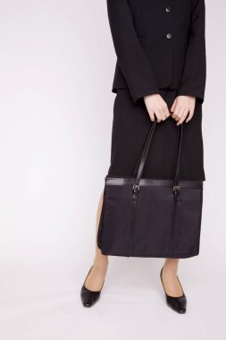 Beyaz arka planda izole edilmiş çantalı genç iş kadını 