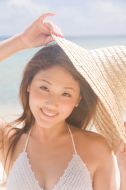 Tropik sahilde genç güzel kadın