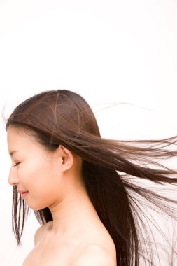 güzel genç Asyalı kadın stüdyoda poz 