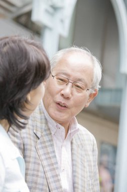 Şehirdeki kıdemli erkek ve olgun kadın