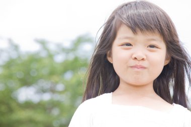 Yaz parkındaki sevimli Asyalı kızın portresi.