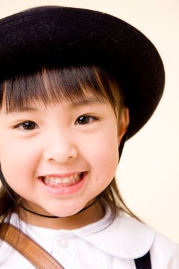 Okul üniformalı Japon kızın portresi.