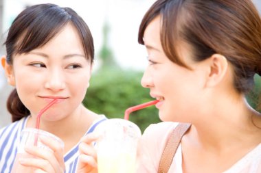 Sokakta meyve suyu içen genç kadınlar