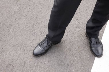 Sokaktaki takım elbiseli adam.