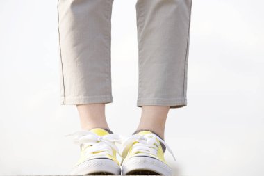 Sarı ayakkabılı kadın ayakları