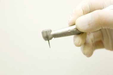 Diş aletlerini tutan dişçinin yakın görüntüsü 