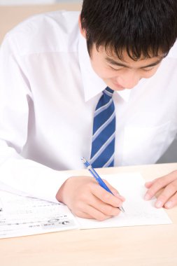 Okulda okuyan okul üniformalı genç Japon çocuğun portresi.