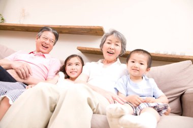 Mutlu Asyalı aile kameraya gülümsüyor