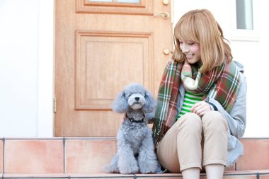 Gri kaniş köpeğiyle güzel Asyalı kadın portresi