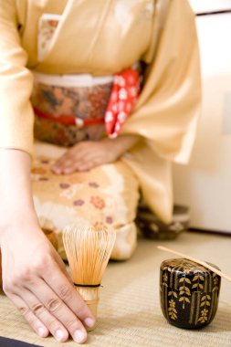 Yakın plan - Japon kimonolu bir kadının matcha çayı yapmasını.