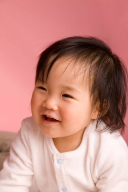 Güzel Asyalı kız gülümsüyor, kapat. 