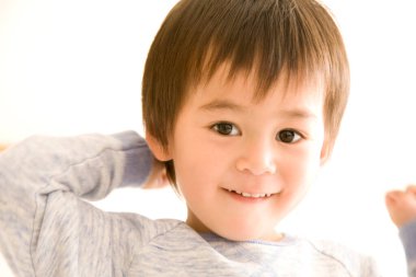 Küçük sevimli Asyalı bir çocuğun portresi.