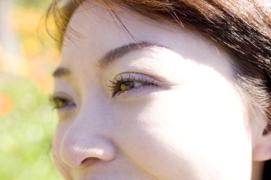 Güzel gözlü genç kadın portresi