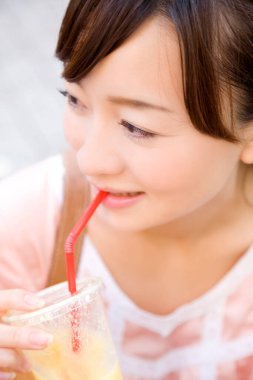 Japon kadının meyve suyu içişini yakından izleyin.