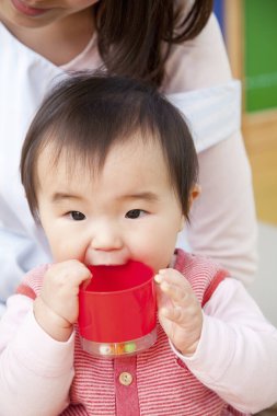 Japon anaokulunda oynayan küçük tatlı Asyalı kız.