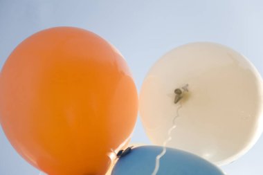 Mavi gökyüzü arka planında kopyalanmış renkli balonlar