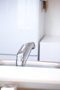 Modern banyo lavabosu musluk ve aynayla.