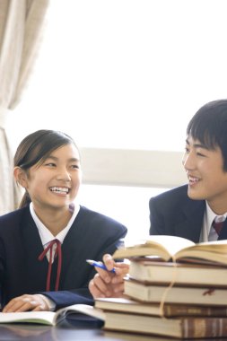 Japon lise öğrencileri sınıfta okuyor.