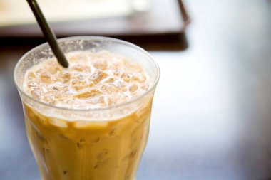 Bardakta buzlu latte kahve. Yakın plan. 