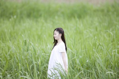 Japon kadının yeşil alanda gündüz görüşü 