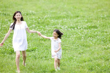 genç anne ve kızı parkta oynarken