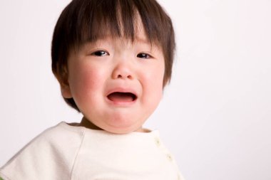 Ağlayan küçük Asyalı çocuğun portresini kapat.