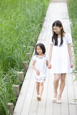 Genç Asyalı anne ve kızı.