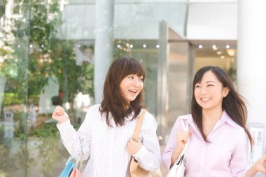 Asyalı kadınlar alışveriş merkezi içinde