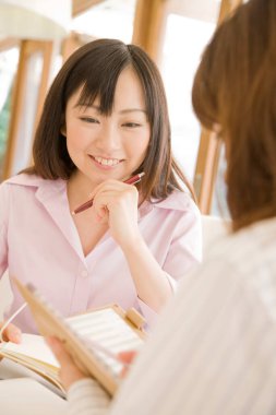 Kafede okuyan Asyalı kadın öğrenciler